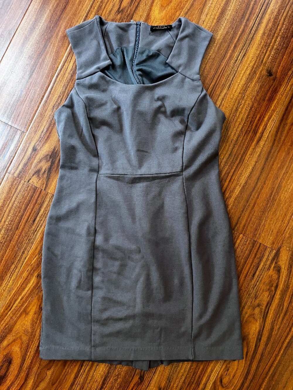 Fury Notched Neckline Seamed Medium Gray Sheath Dress M